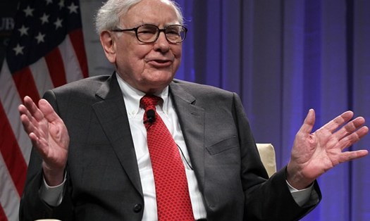 Warren Buffett: Chủ tịch kiêm CEO của Berkshire Hathaway vẫn sống trong cùng một ngôi nhà mà ông đã mua với giá 31.500 USD (tương đương hơn 700 triệu) từ năm 1958. Warren Buffett thậm chí còn không có điện thoại hay máy tính trên bàn làm việc của mình. Ông còn thường xuyên chỉ ăn những món đồ thức ăn nhanh giá rẻ, nước ngọt có ga, khoai tây chiên. Tỷ phú 88 tuổi thường chỉ chi 18 USD cho việc cắt tóc. Buffett ăn mọi bữa sáng giống nhau tại cửa hàng McDonald's và chi không quá 3,17 USD/bữa. 