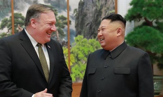 Chủ tịch Kim Jong-un và Ngoại trưởng Mỹ Mike Pompeo. Ảnh: UPI
