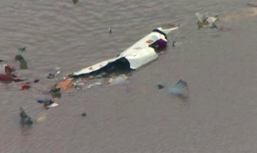 Mảnh vỡ máy bay Boeing 767 ở Vịnh Trinity. Ảnh: AP