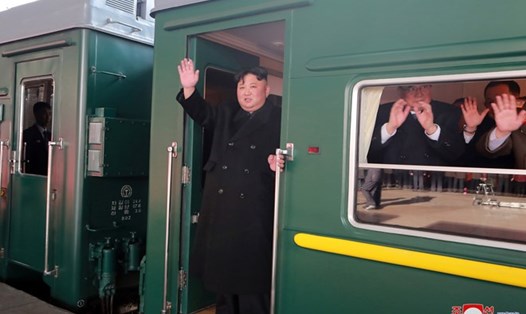 Chủ tịch Kim Jong-un trên tàu ở Bình Nhưỡng hôm 23.2. Ảnh: KCNA