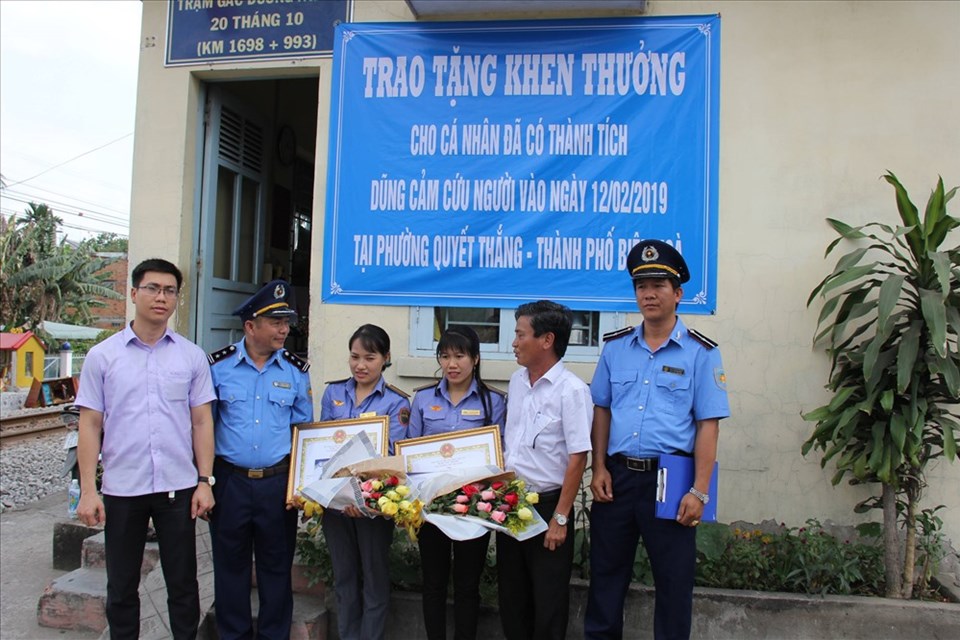 Cục đường sắt Việt Nam khen thưởng hai nữ nhân viên gác tàu dũng cảm
