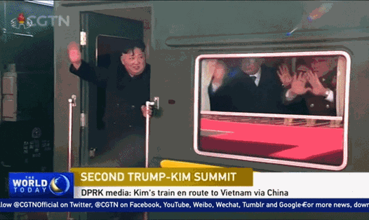 Ông Kim Jong-un lên tàu rời Bình Nhưỡng ngày 23.2. Nguồn: CGTN