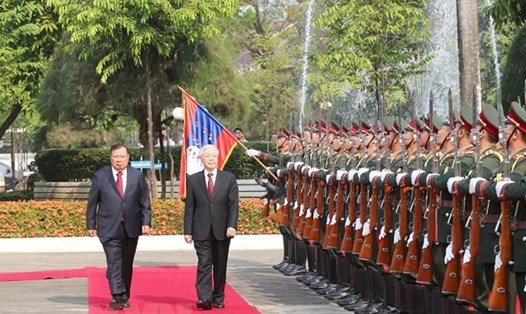 Tổng Bí thư, Chủ tịch Nước Lào Bounnhang Vorachith và Tổng Bí thư, Chủ tịch Nước Nguyễn Phú Trọng duyệt đội danh dự Quân đội nhân dân Lào tại lễ đón chính thức sáng 24.2. Ảnh: TTXVN