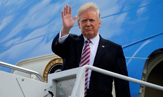 Tổng thống Donald Trump vẫy tay ở cửa chuyên cơ Air Force One. Ảnh: AP.