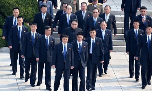 Chủ tịch Kim Jong-un giữa các cận vệ.  
