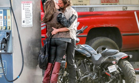 Nụ hôn ngọt ngào giữa Lady Gaga và nam tài tử Bradley Cooper trong phim A Star Is Born.