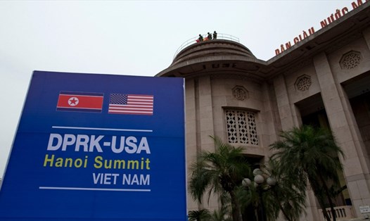 Thủ đô Hà Nội trang hoàng trước thượng đỉnh Mỹ - Triều lần 2. Ảnh: AP. 