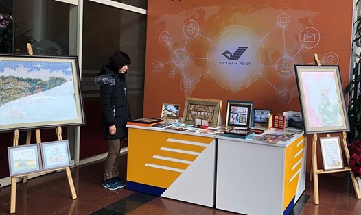 Gian hàng giới thiệu các sản phẩm, dịch vụ của Bưu điện Việt Nam tại Trung tâm báo chí quốc tế. Ảnh vnpost.