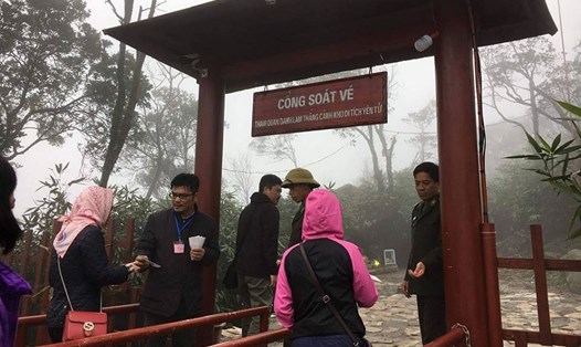 Đi từ tây Yên Tử sang, du khách vẫn phải mua vé mới lên được chùa Đồng. Ảnh: P.V