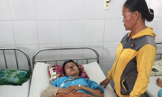 Bà Nhàn chăm sóc con gái bị TNGT, điều trị tại Bệnh viện Đa khoa Đà Nẵng. Ảnh: PV