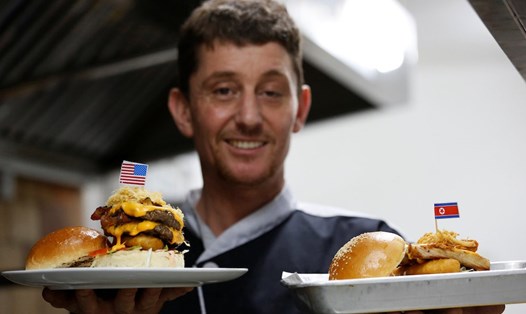Đầu bếp Colin Kelly và hai loại burger mới mang tên "Durty Donald" (trái) và "Kim Jong Yum". Ảnh: Reuters.