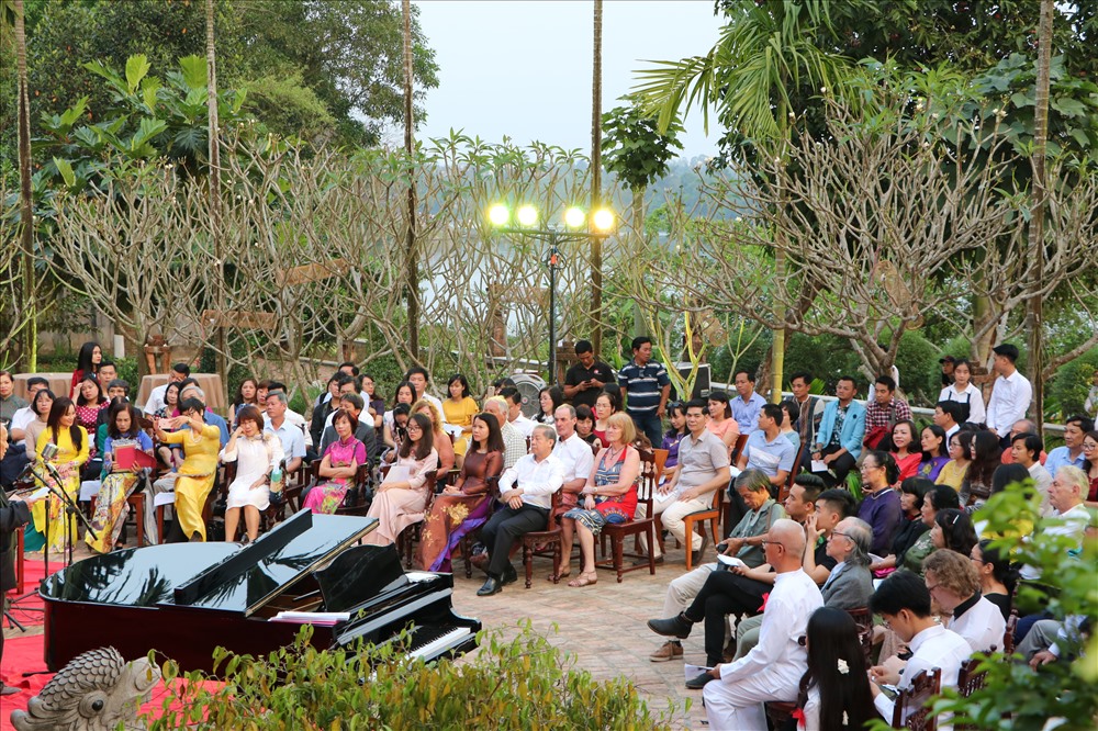 Một buổi hát thơ Hàn Mạc Tử tại nhà vườn Bến Xuân.