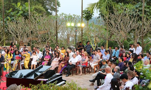 Một buổi hát thơ Hàn Mạc Tử tại nhà vườn Bến Xuân.