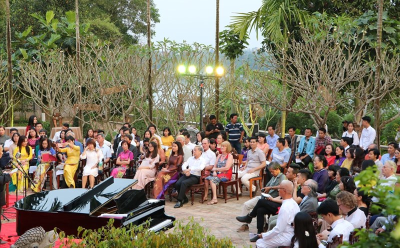Một buổi hát thơ Hàn Mạc Tử tại nhà vườn Bến Xuân.