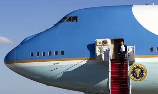 Tổng thống Donald Trump bước ra từ chuyên cơ Air Force One. Ảnh: AP