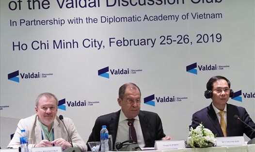 Ngoại trưởng Nga  Sergey Lavrov và Thứ trưởng  Bùi Thanh Sơn tại Hội thảo Việt-Nga. Ảnh: Nguyễn Hiệp.