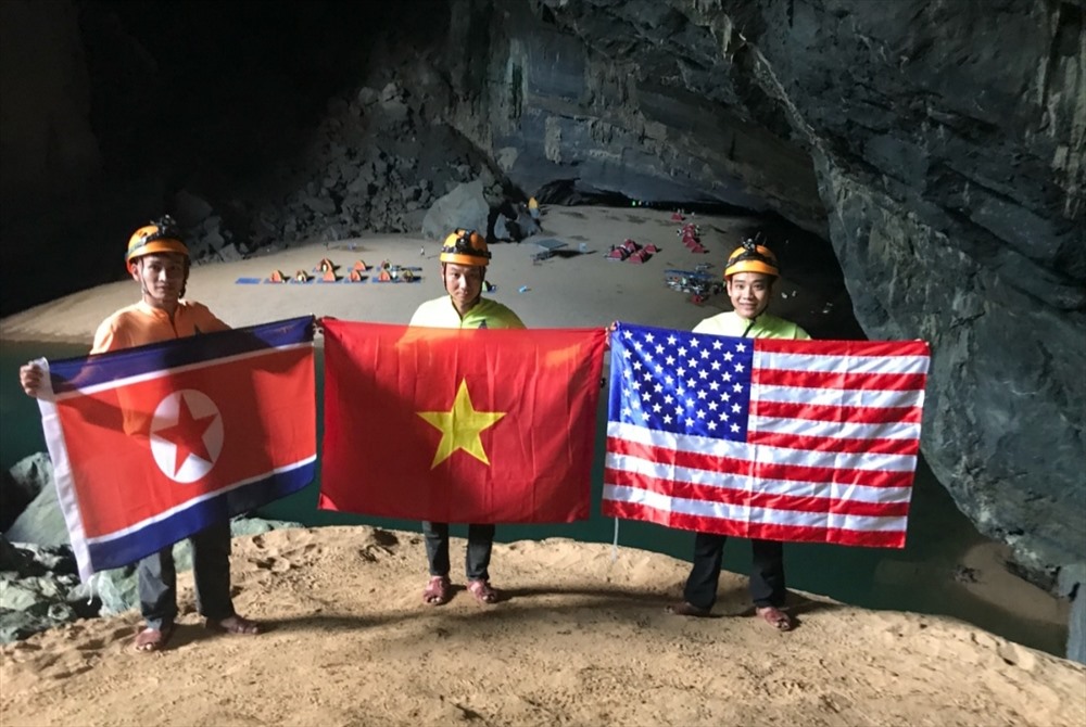 Bức ảnh khách du lịch chụp ảnh cùng với 3 lá cờ Mỹ - Triều Tiên – Việt Nam do Công ty Oxalis thực hiện tại hang Én gây sự chú ý của các hãng thông tấn Quốc tế.