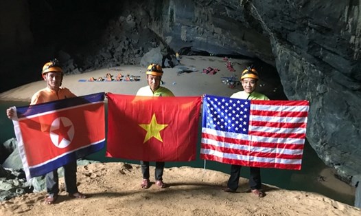 Bức ảnh khách du lịch chụp ảnh cùng với 3 lá cờ Mỹ - Triều Tiên – Việt Nam do Công ty Oxalis thực hiện tại hang Én gây sự chú ý của các hãng thông tấn Quốc tế.