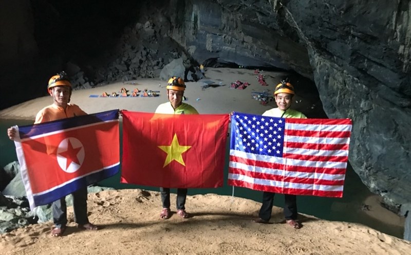 Bức ảnh khách du lịch chụp ảnh cùng với 3 lá cờ Mỹ - Triều Tiên – Việt Nam do Công ty Oxalis thực hiện tại hang Én gây sự chú ý của các hãng thông tấn Quốc tế.
