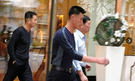 Vệ sĩ của Triều Tiên được nhìn thấy tại một khách sạn ở Hà Nội hôm 24.2. Ảnh: Asahi. 