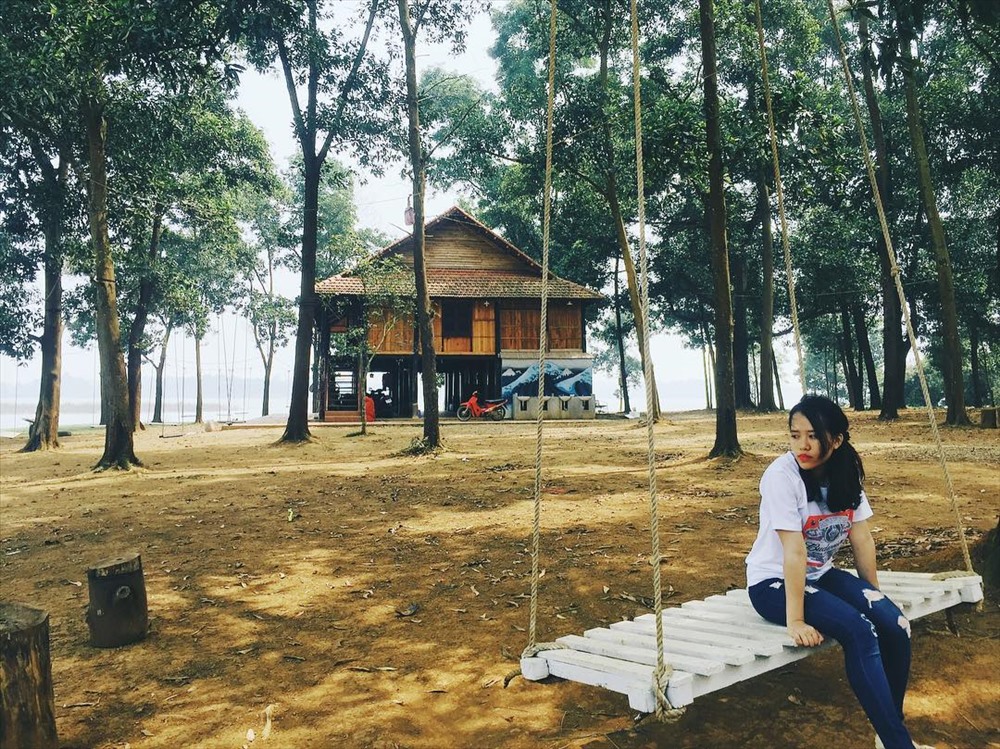 Cắm trại Đồng Mộ. Ảnh Instagram @hangluna