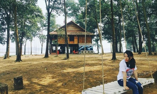 Cắm trại Đồng Mộ. Ảnh Instagram @hangluna