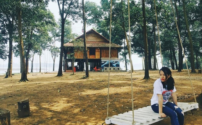 Cắm trại Đồng Mộ. Ảnh Instagram @hangluna