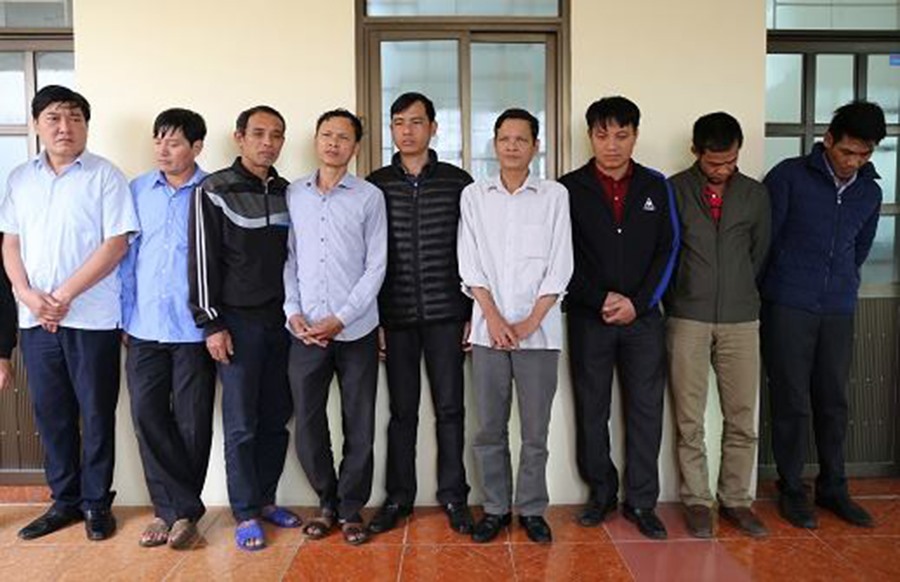 Các đối tượng thông đồng trộm cắp than tại cơ quan công an. Ảnh: CACC.