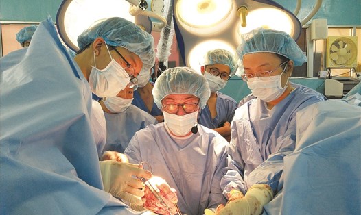 Các bác sĩ tiến hành phẫu thuật điều trị bệnh sa tạng chậu.
