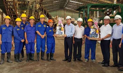 Chủ tịch CĐ Công Thương Việt Nam Trần Quang Huy (thứ 5 từ phải sang) tặng quà CNLĐ nhân dịp Tết Nguyên đán Kỷ Hợi 2019. Ảnh: THUỲ LINH
