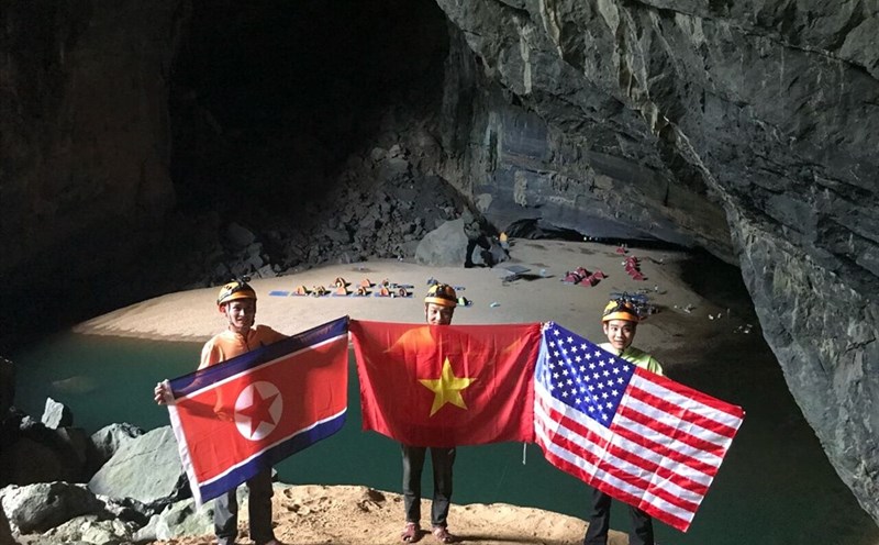 Hình ảnh quốc kỳ 3 nước Mỹ - Việt Nam - Triều Tiên trong hang Én (Quảng Bình)