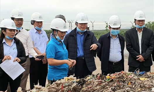 Bộ trưởng Trần Hồng Hà thăm và kiểm tra mô hình xử lý rác thải công nghệ cao tại Quảng Bình. Ảnh: Lê Phi Long
