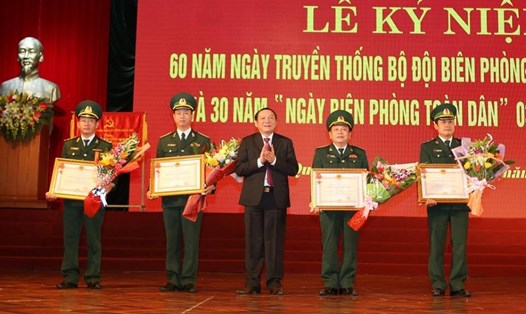 Thừa ủy quyền của Chủ tịch Nước, ông Nguyễn Văn Hùng - Bí thư Tỉnh ủy Quảng Trị trao tặng Huân chương chiến công hạng 3 cho 1 tập thể và 3 cá nhân có thành tích xuất sắc trong đấu tranh phòng chống ma túy. Ảnh: Hưng Thơ.