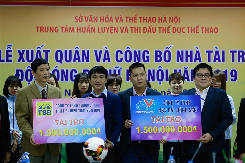Mỗi nhà tài trợ trao 1,5 tỉ cho bóng đá nữ Hà Nội. Ảnh: Đ.H
