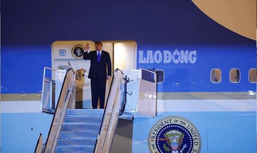 Tổng thống Mỹ Donald Trump từ chuyên cơ Air Force One chuẩn bị bước xuống sân bay Nội Bài. Ảnh: Sơn Tùng.