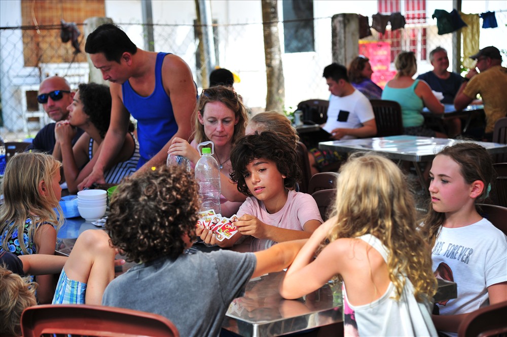 Du khách quốc tế thưởng thức ẩm thực tại một nhà hàng ở Phú Quốc