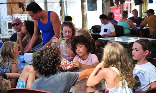 Du khách quốc tế thưởng thức ẩm thực tại một nhà hàng ở Phú Quốc