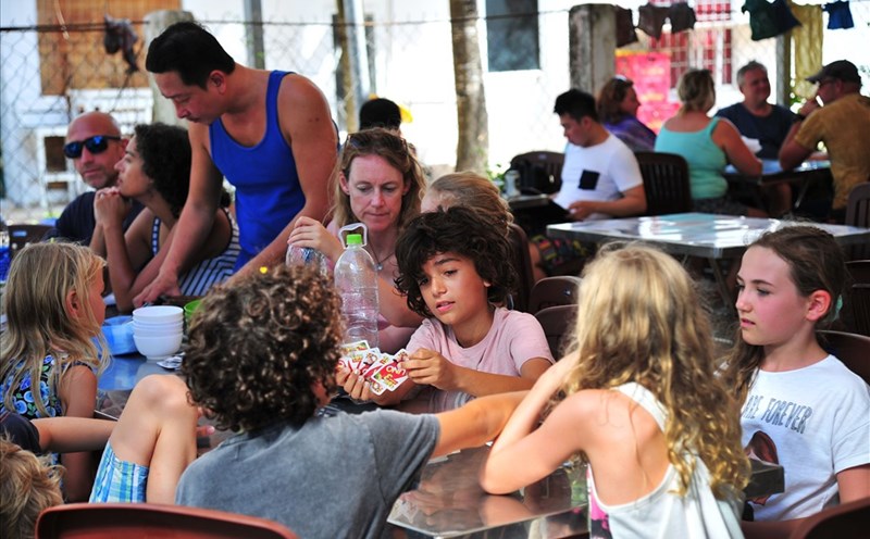 Du khách quốc tế thưởng thức ẩm thực tại một nhà hàng ở Phú Quốc