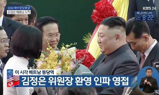 Khoảnh khắc nữ sinh mặc áo dài trắng tặng hoa cho Chủ tịch Kim Jong-un khi vị lãnh đạo này bước xuống xe lửa. Ảnh chụp màn hình.
