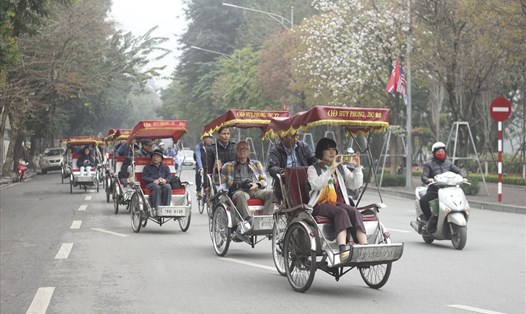 Du khách tham quan thành phố Hà Nội bằng xe xích lô. Ảnh Trần Vương