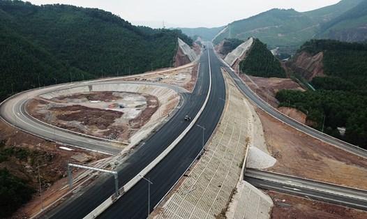Tuyến cao tốc Hạ Long- Vân Đồn mới hoàn thành đưa vào khai thác sẽ được kết nới với cao tốc Vân Đồn- Móng Cái trong vài năm tới sẽ đưa Quảng Ninh là tỉnh có tuyến cao tốc dài nhất cả nước.