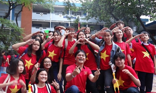 Giáo viên, học sinh trường THPT Nguyễn Du đã dành một tiết học  để đồng diễn flashmod nhằm cổ vũ tinh thần cho đội tuyển Việt Nam trong khuôn khổ AFF Cup 2018. 