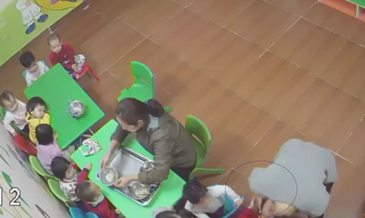 Không chịu ăn, trẻ bị cô giáo đưa vào góc khuất camera và tát liên tiếp vào mặt. Ảnh cắt từ clip