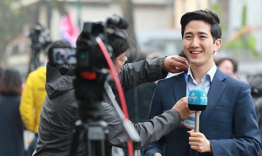 Nam phóng viên Hàn Quốc điển trai gây ấn tượng cư dân mạng.
