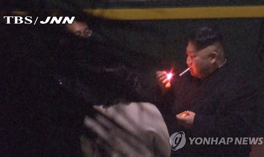 Ông Kim Jong-un hút thuốc trong chặng dừng chân ở ga Nam Ninh. Ảnh: Yonhap/TBS