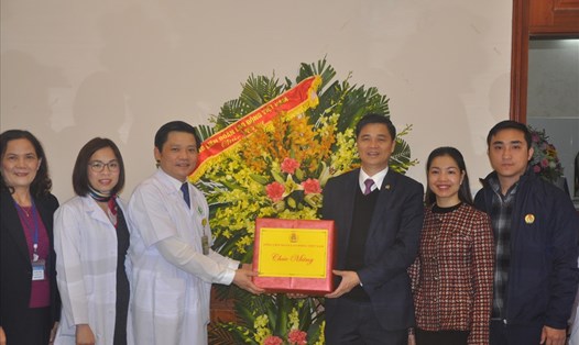 Phó Chủ tịch Tổng LĐLĐVN Ngọ Duy Hiểu thăm, tặng quà lãnh đạo, cán bộ nhân viên Bệnh viện phụ sản Hà Nội. Ảnh: Quế Chi