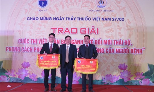 Thầy thuốc nhân dân, GS.TS Nguyễn Viết Tiến - Thứ trưởng Thường trực Bộ Y tế trao các giải Đặc biệt và giải Nhất tại buổi lễ. Ảnh: Xuân Trường