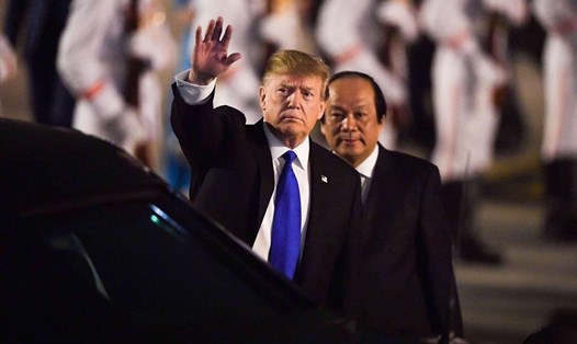 Tổng thống Donald Trump vẫy tay khi tới Việt Nam. Ảnh: Hải Nguyễn. 