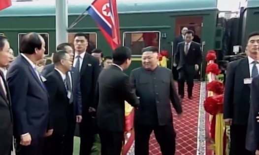 Phiên dịch viên của ông Kim Jong-un vội chạy ra làm nhiệm vụ. Ảnh: RT. 