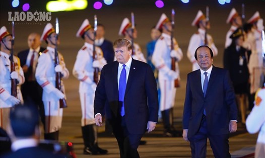 Tổng thống Donald Trump tới sân bay Nội Bài vào tối 26.2. Ảnh: Sơn Tùng